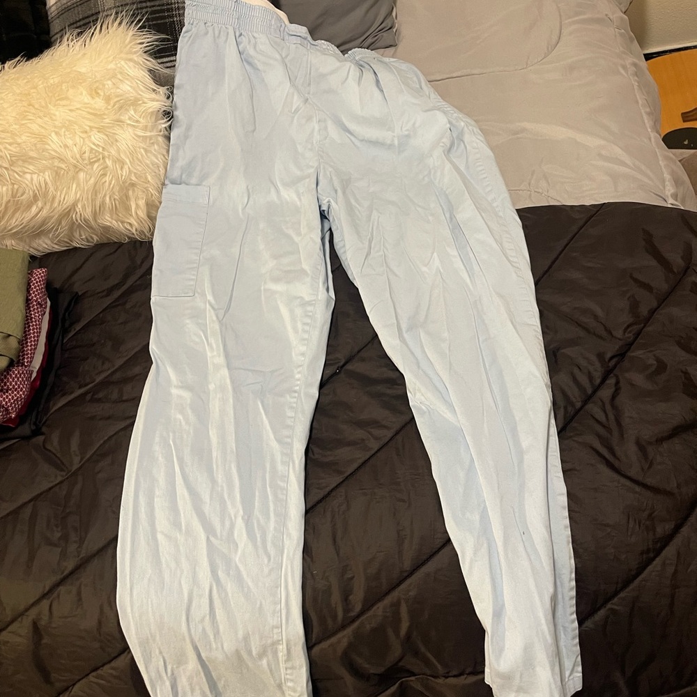 they look like scrubs also can work as light cargo pants